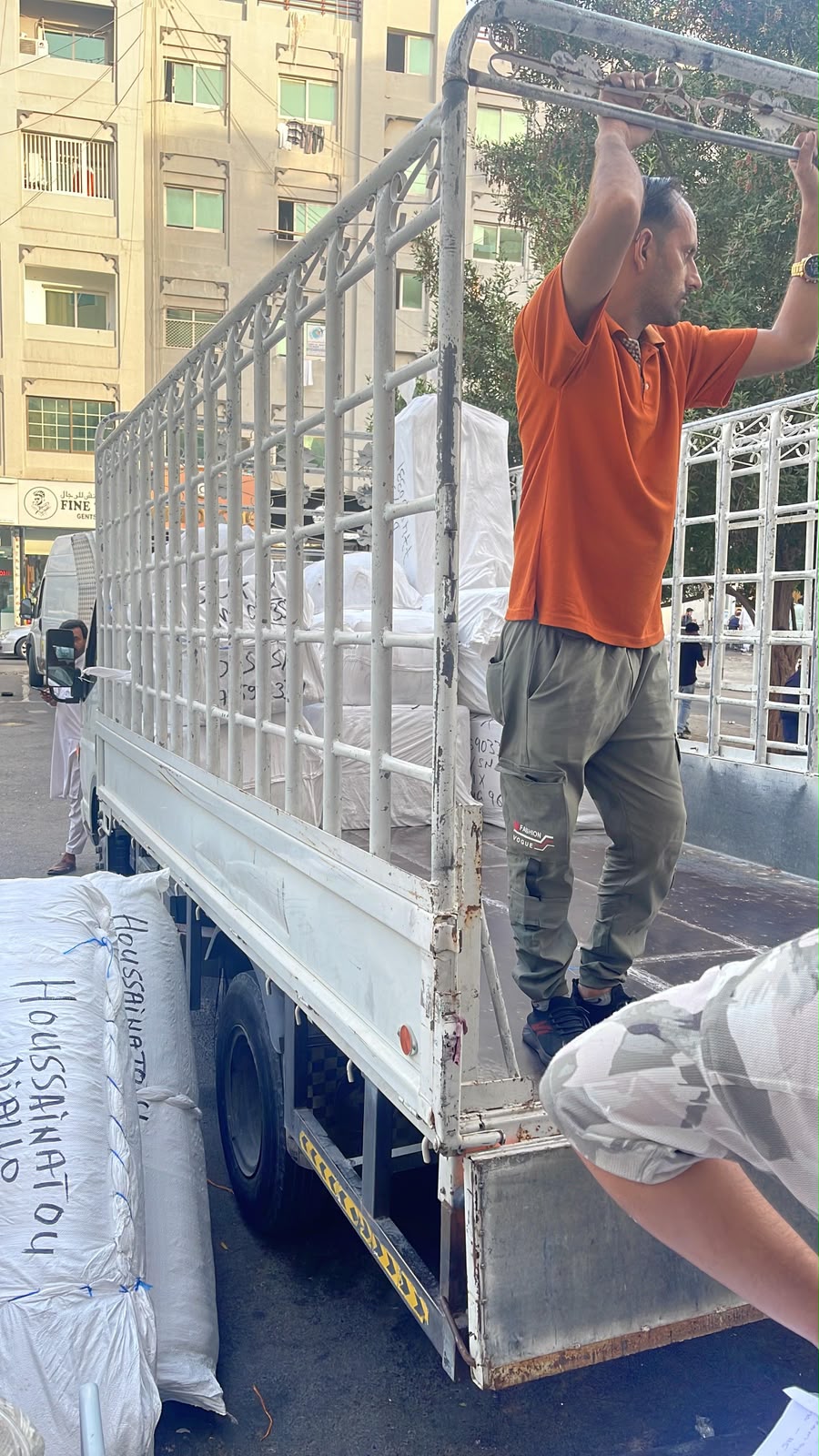Chargement de ballots dans un camion de transport terrestre